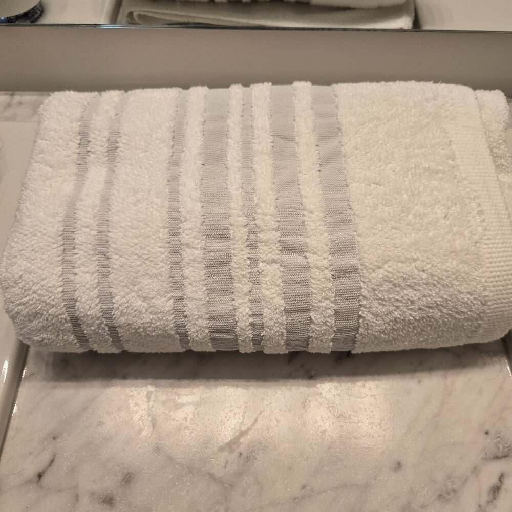 Premium Cotton Bath Towel, Lightweight and Highly Absorbent, Quick Drying (1 Pc)